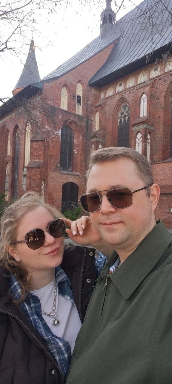 Станислав и Дарья у старинной кирпичной церкви